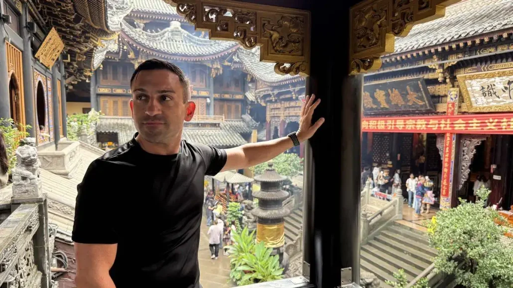 Alessandro Sabbatini a Chongqing, ottobre 2026 Alessandro Sabbatini in un tempio di Chongqing durante il viaggio in Cina